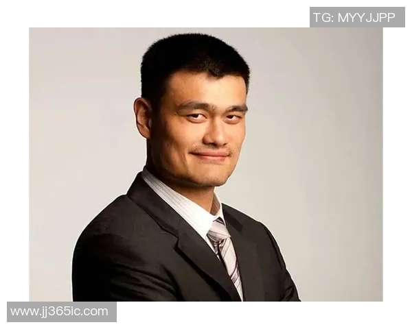 姚明街头散步引发热议球迷纷纷围观感受巨星魅力与平民生活的交融 姚明街头散步引发热议球迷纷纷围观感受巨星魅力与平民生活的交融