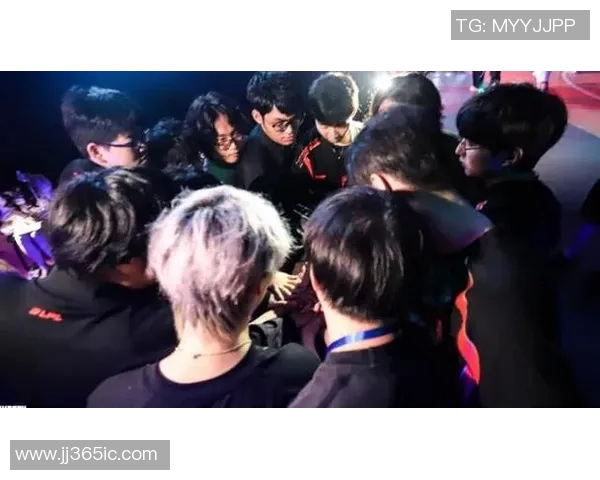 赛后深度分析:WE与FPX对决中的战术博弈与实力较量 赛后深度分析:WE与FPX对决中的战术博弈与实力较量